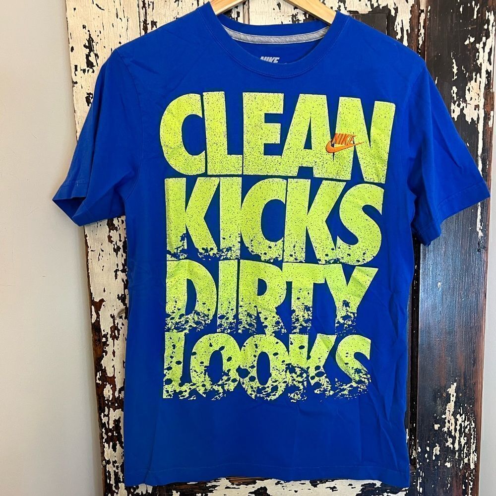 Men’s Nike Clean Kicks Dirty Looks T-shirt w embroidered Nike swoosh. ‎ Size M.